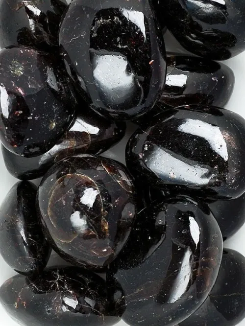 Comparison of obsidian and quartz under natural light