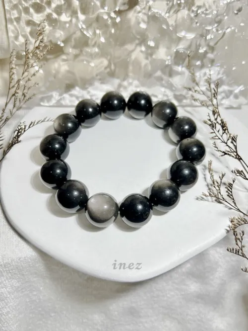 Different obsidian varieties arranged in a circle