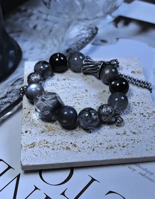 Obsidian bracelet appearance under indoor lighting vs sunlight