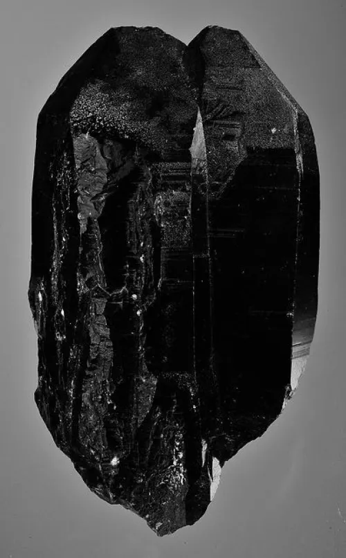 Obsidian jewelry pieces stored with cushioned separation